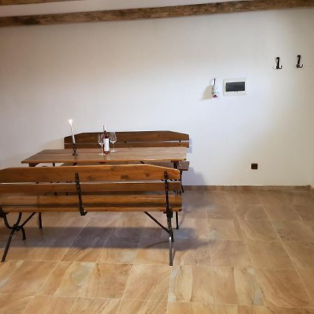 Apartman S Vinnym Sklepem Viktorie Pouzdrany Eksteriør bilde